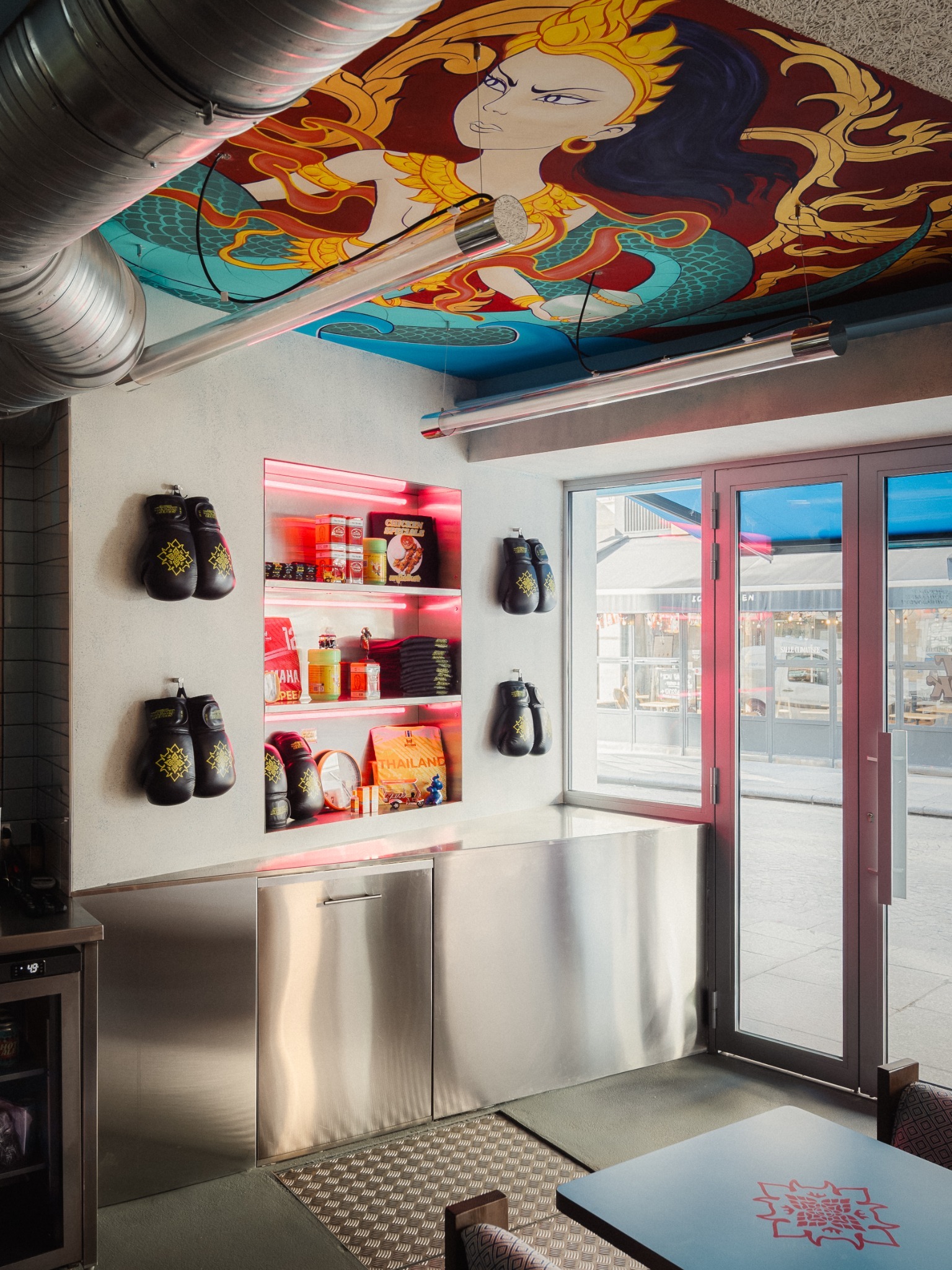 Vue intérieure Street Bangkok avec plafond illustré et vitrine rose